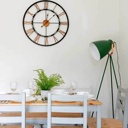 Albatross House - Comfy Home With Parking Слау Экстерьер фото