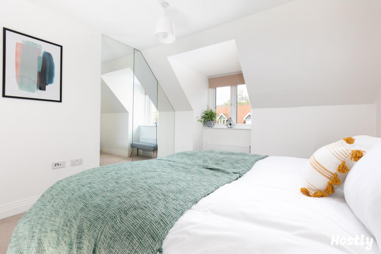 Albatross House - Comfy Home With Parking Слау Экстерьер фото