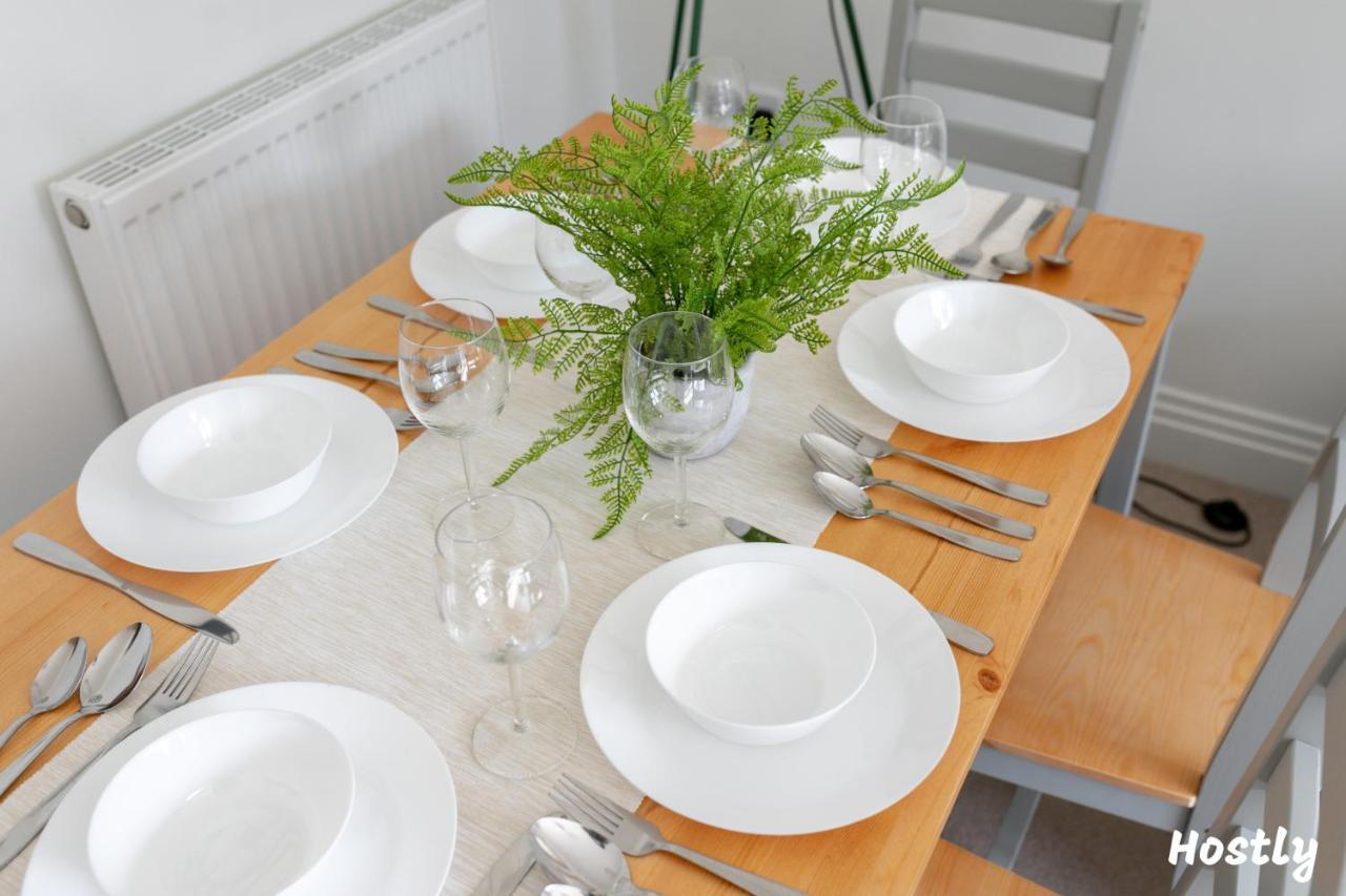 Albatross House - Comfy Home With Parking Слау Экстерьер фото
