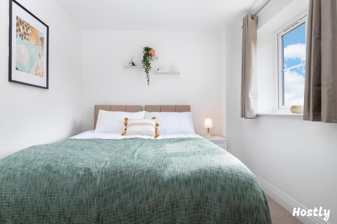 Albatross House - Comfy Home With Parking Слау Экстерьер фото